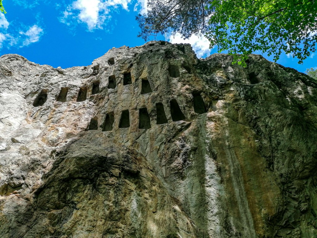 орлови скали, трапецовидни ниши