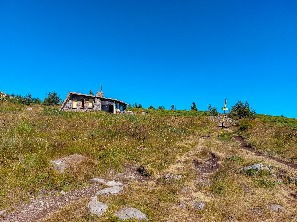 Заслон Ушите, Камен дел