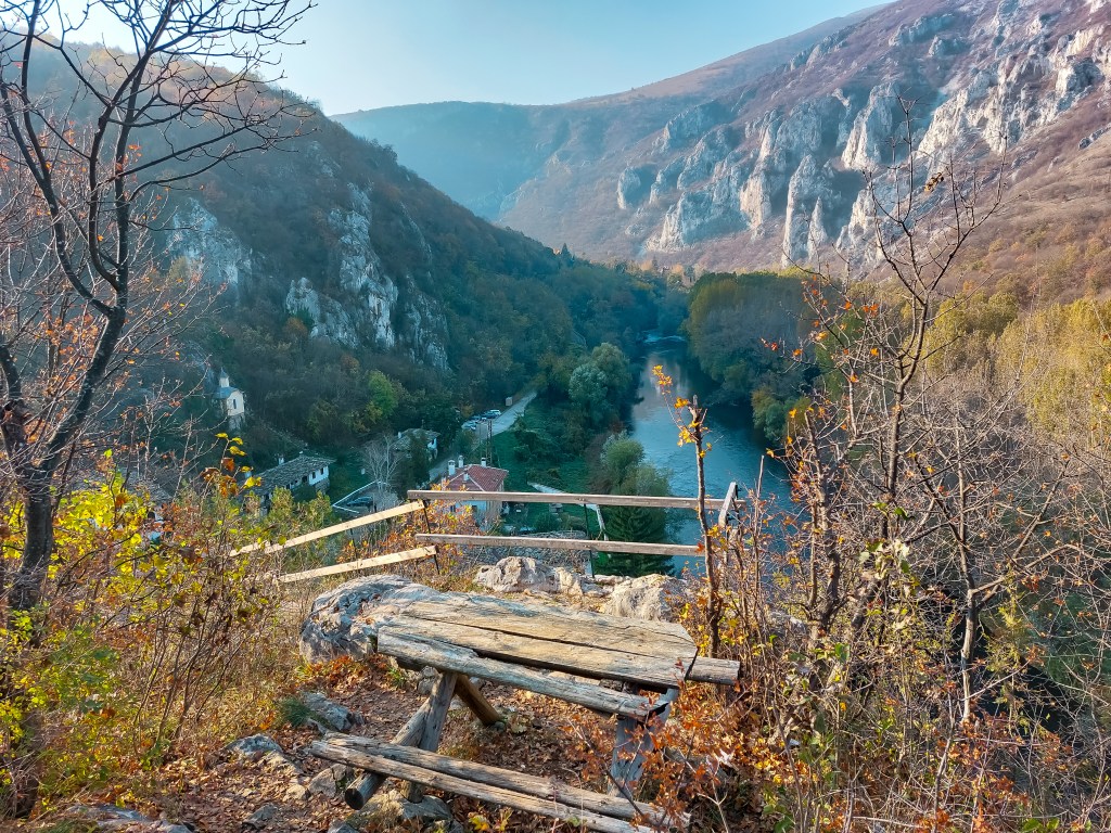 Пейка над Черепишкия манастир