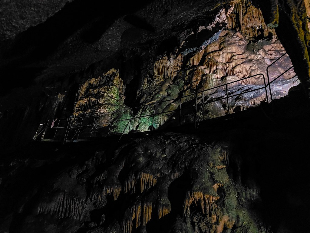 Пещера Леденика