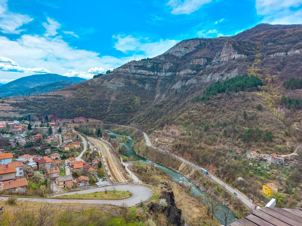 Панорамна гледка над село Бов