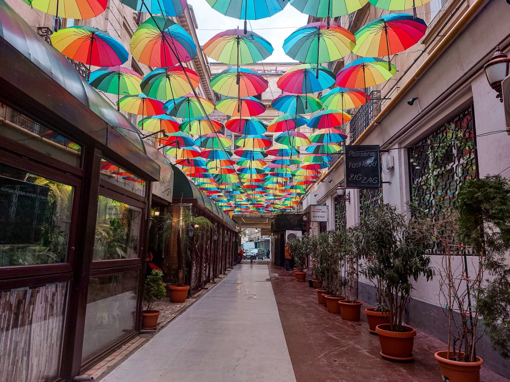 Улицата с шарените чадъри 