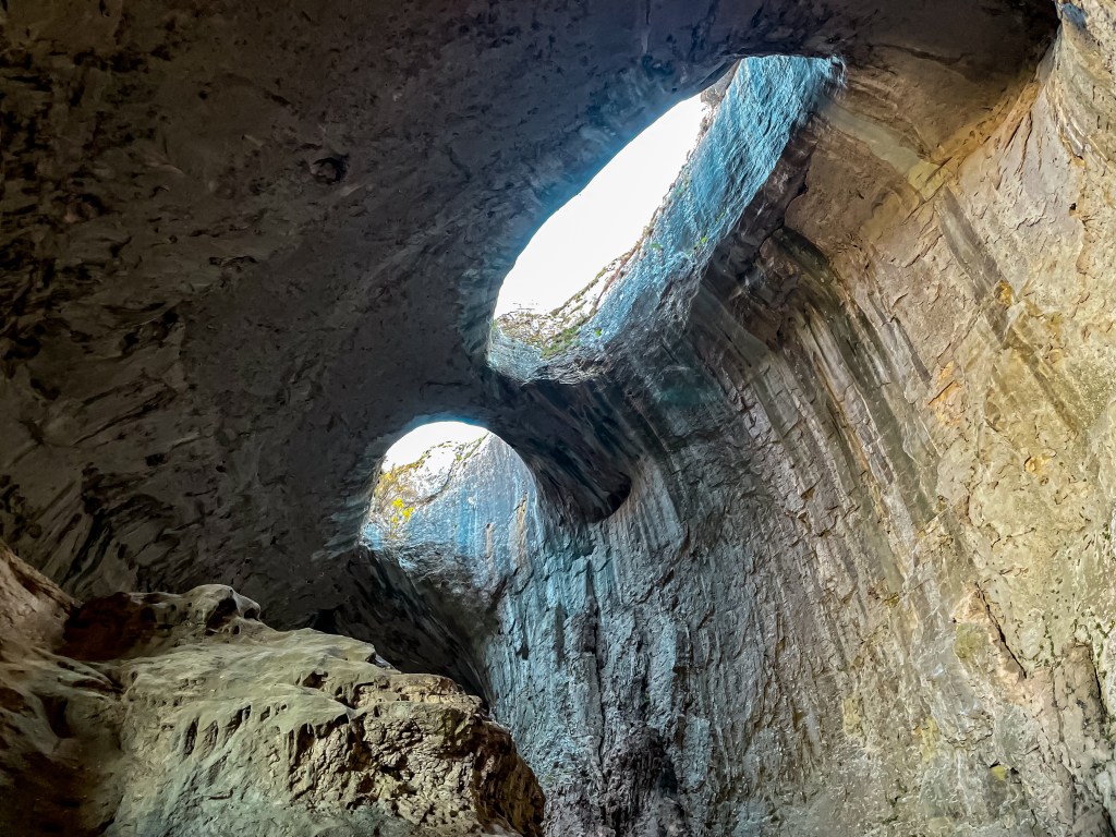 Забележителности Луковит и Карлуково - Божиите очи - пещера Прходна