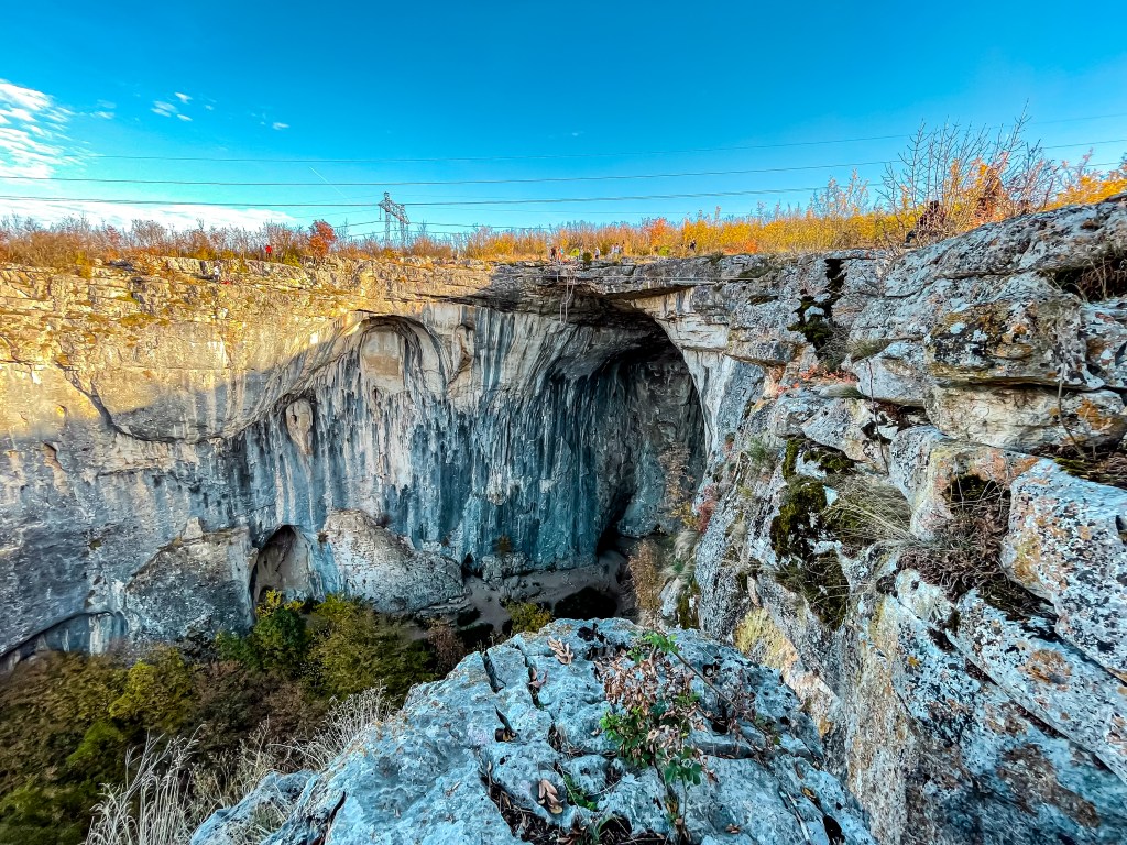 Пещера "Проходна" - забележителности край Карлуково и Луковит
