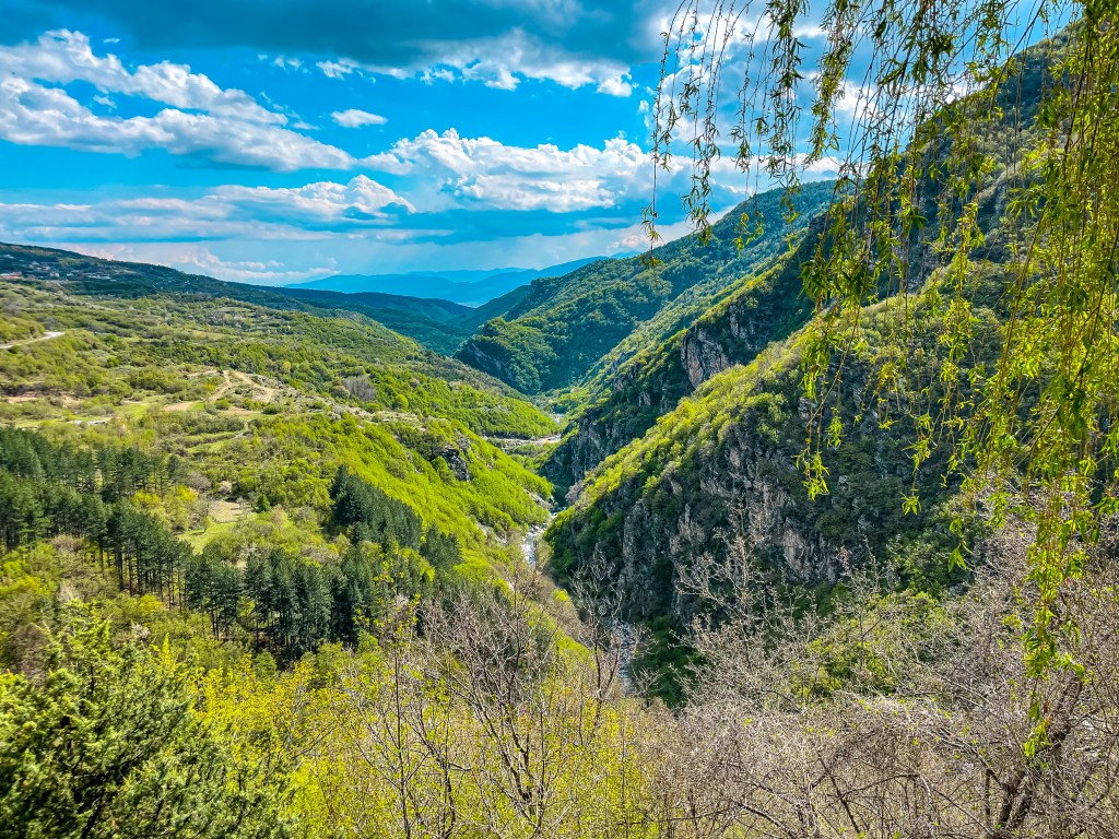 Гледка между Лещен и Ковачевица - беседката с гледка към каньона на р. Канина