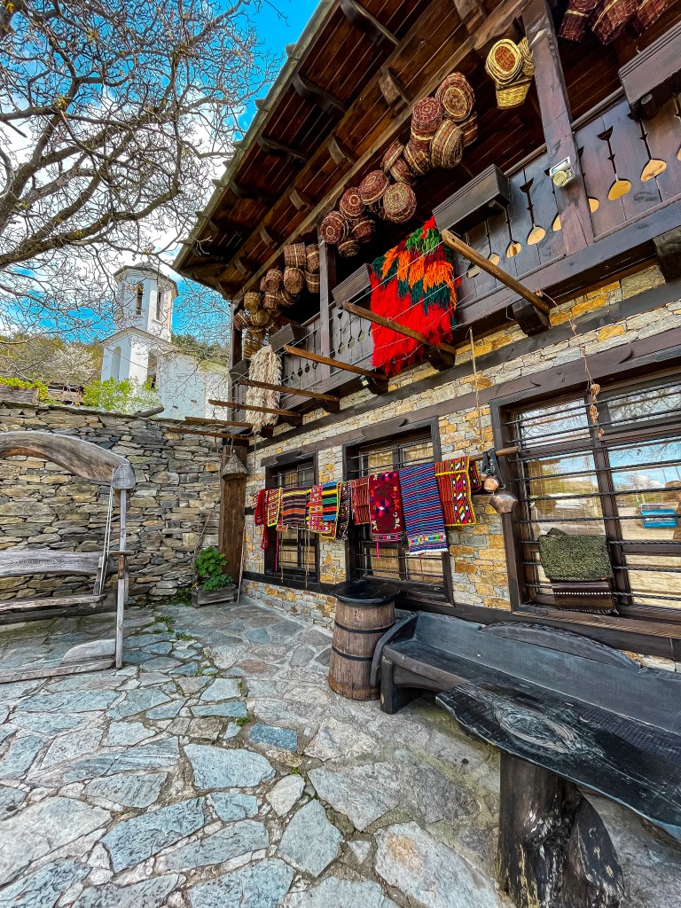 Лещен - места за настаняване, ресторанти, забележителности