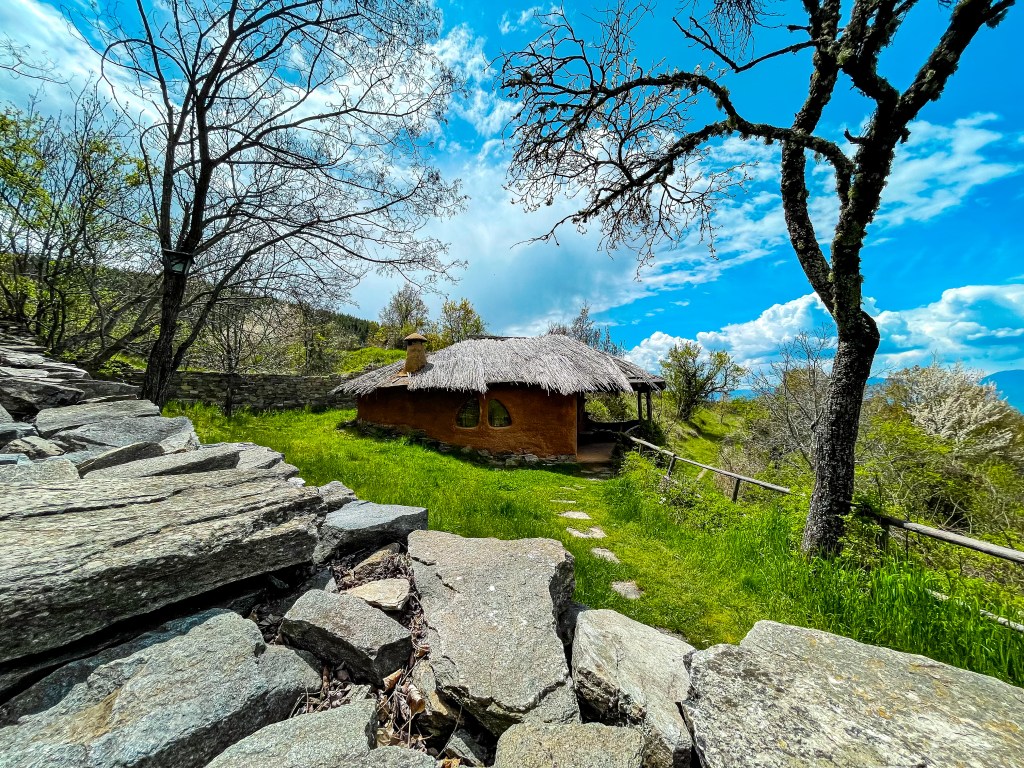 Лещен - места за настаняване, ресторанти, забележителности  - глинената къща