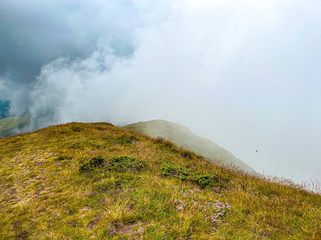 Връх Ком - маршрути, полезна информация 