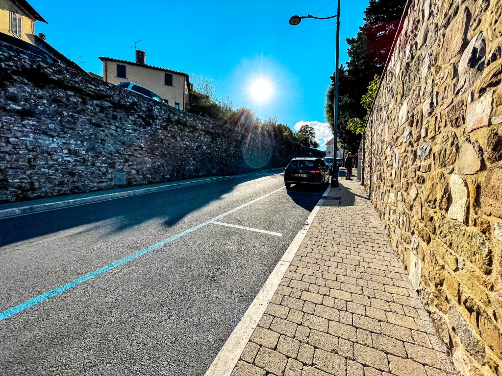 Паркиране в Италия - бели, сини жълти линии