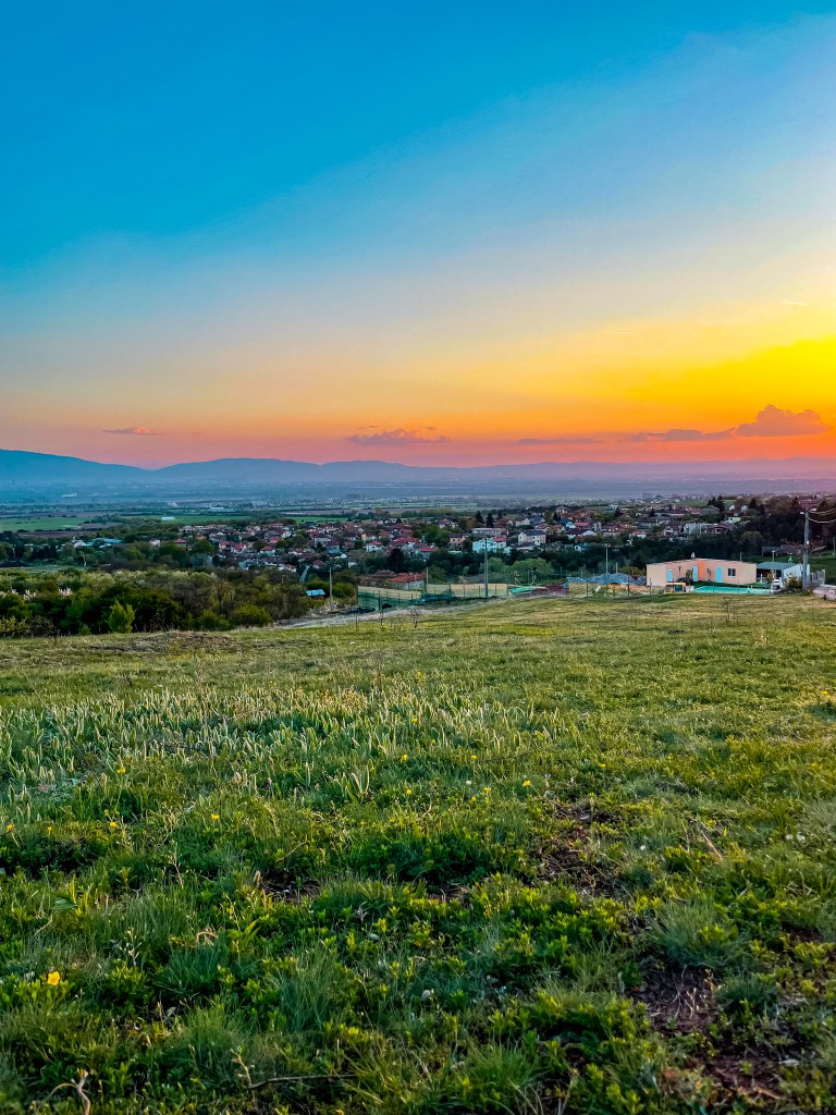 Кръста над село Войнеговци - идея за залез над София