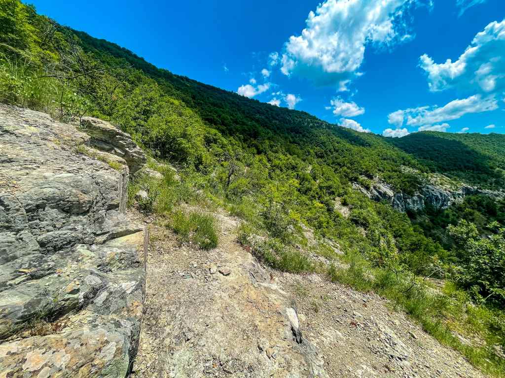 Източни Родопи: Екопътека "Райски изглед" и пещера Утробата (кръгов маршрут) - язовир Кърджали