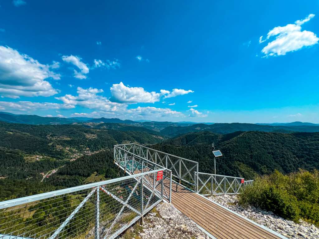 Пеша до панорамна площадка „Върхът“ край Могилица