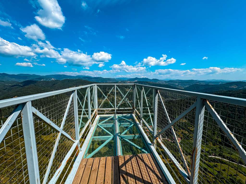 Пеша до панорамна площадка „Върхът“ край Могилица