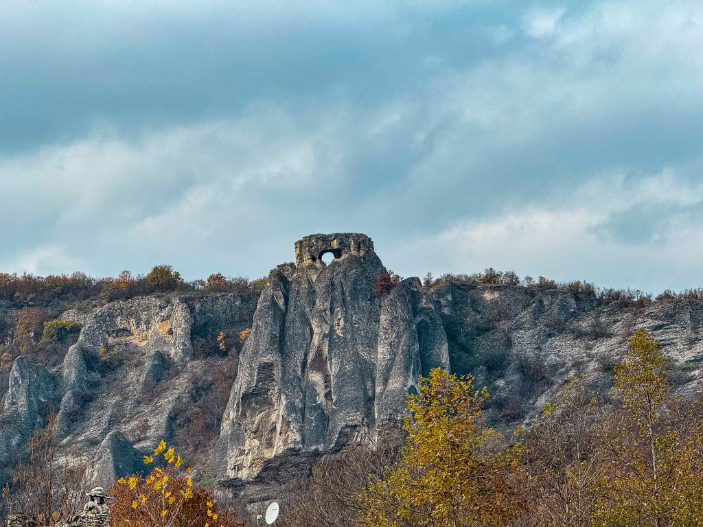 Каммените къщи и скален феномен Провъртеника - забележителности Луковит и Карлуково