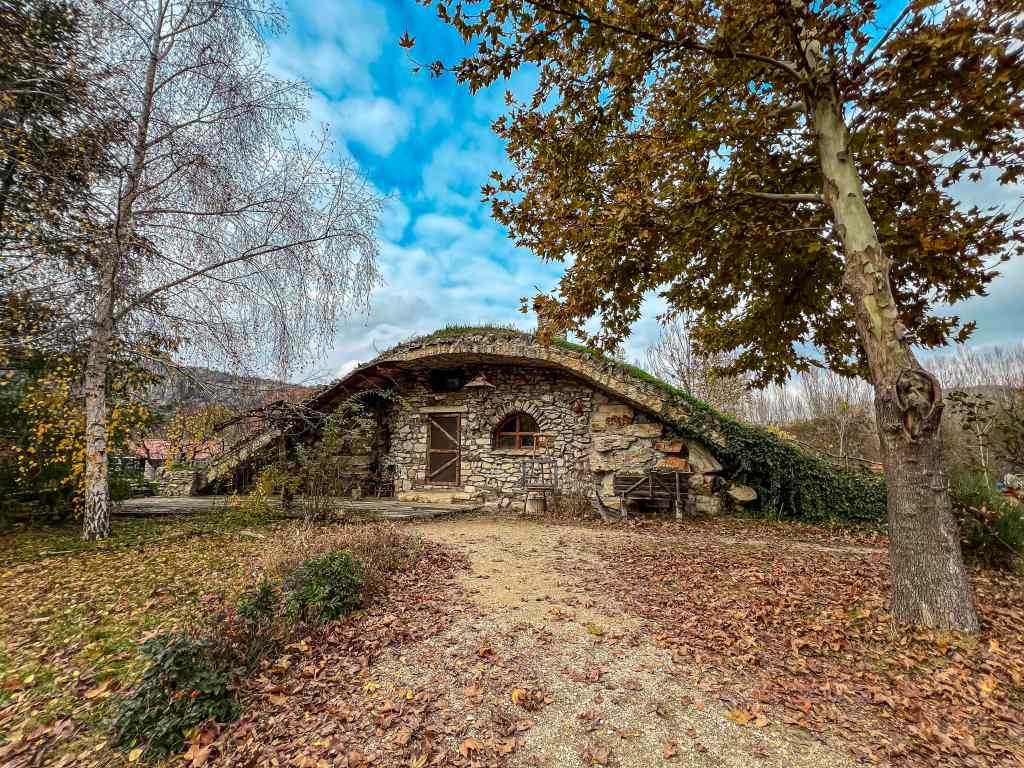 Каммените къщи и скален феномен Провъртеника - забележителности Луковит и Карлуково